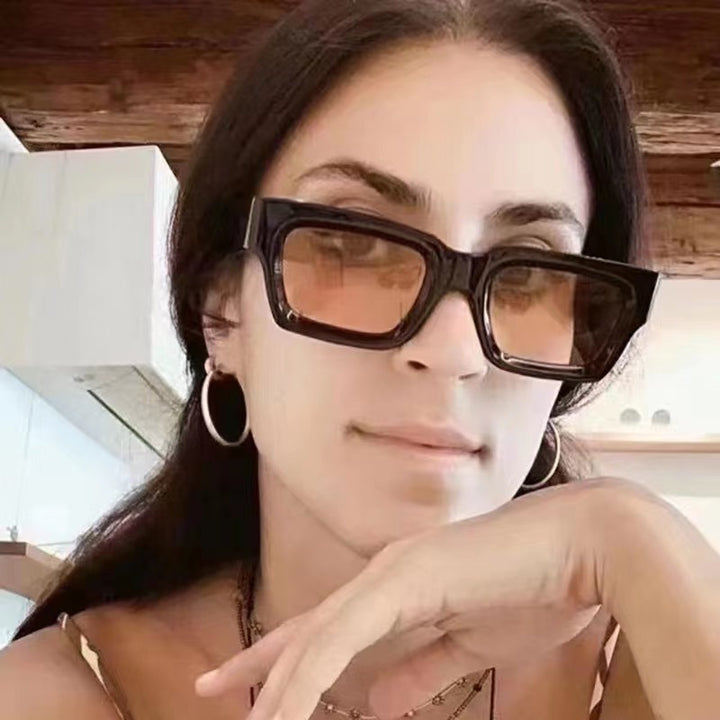 Damer moteriktig rektangulær solbrille med bred ramme og beskyttende UV-filter Skanto