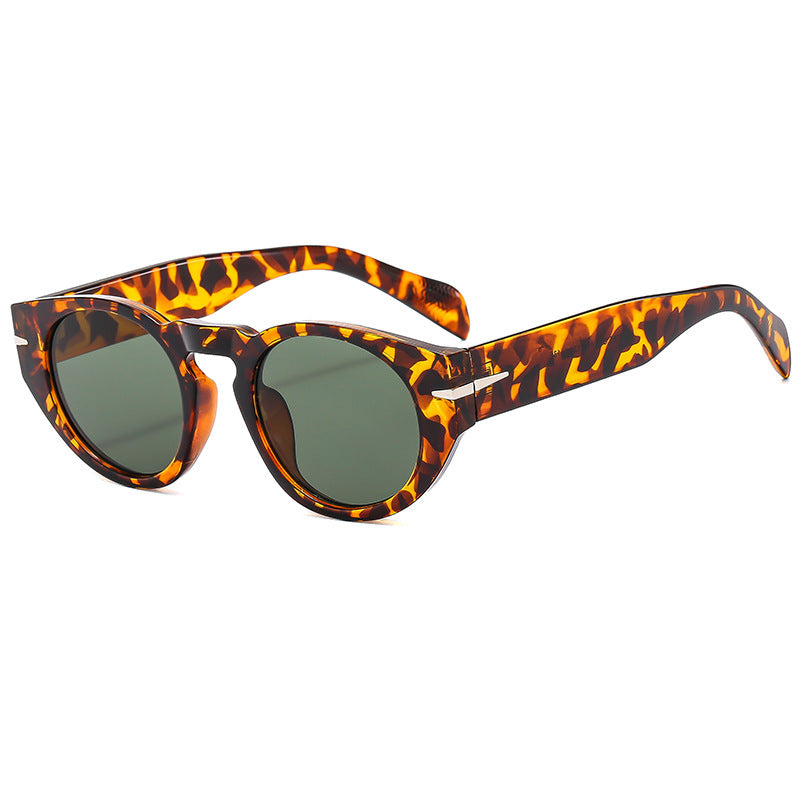 Dame moteriktig solbrille med unikt design og polariserende glass Skanto