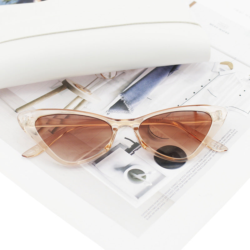 Dame Cat-Eye solbriller med nøye designet ramme Skanto