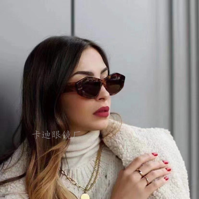 Dame geometrisk solbrille med unik, futuristisk design Skanto