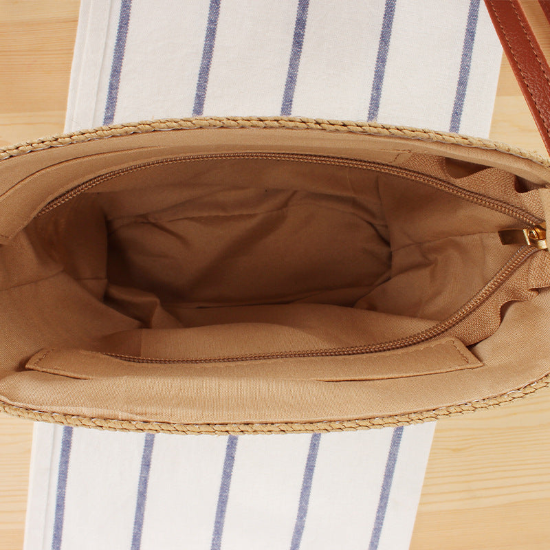 Crossbody bag made of braided natural material with contrasting stripes Skanto