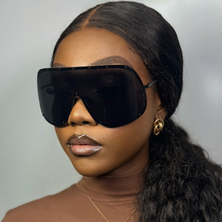 Damer futuristisk solbrille med stor ramme og innovativ design Skanto
