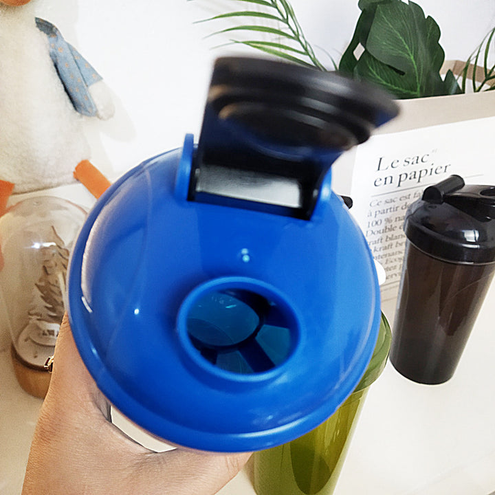 Unisex Shakerflaske i tidløs design med praktisk hellespiss Skanto