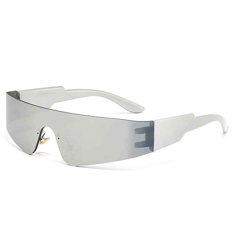 Dame Sporty solbriller med futuristisk design Skanto