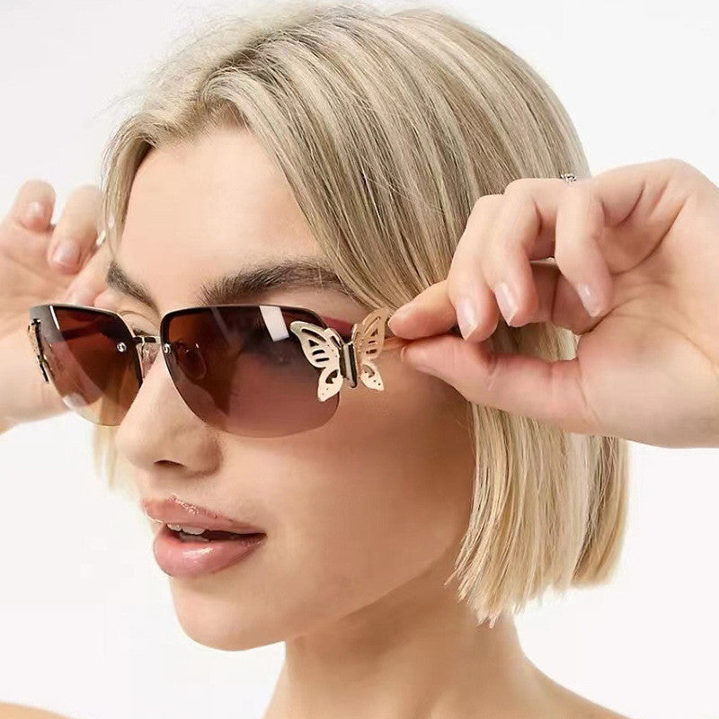 Dame moteriktig solbrille med filigran sommerfugldesign og beskyttende glass Skanto