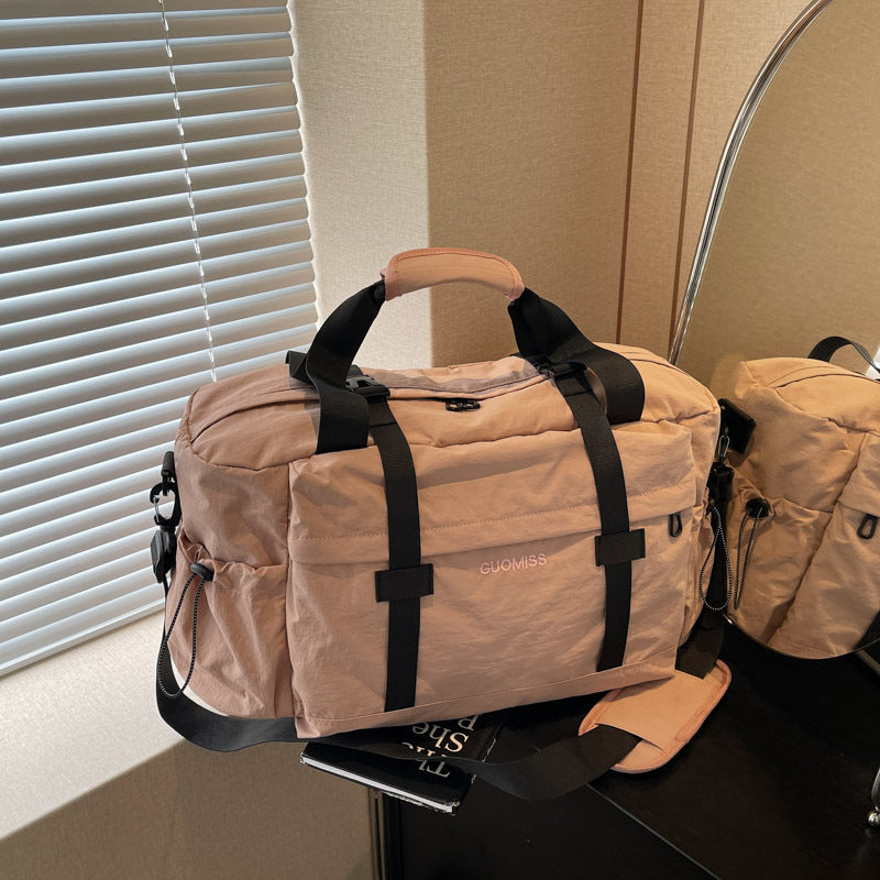 Sportslig Duffelbag med slitesterkt materiale og omfattende lagringsplass Skanto