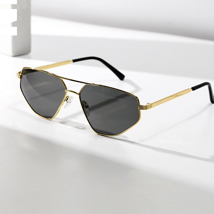 Dame geometrisk solbrille med elegant metallramme Skanto