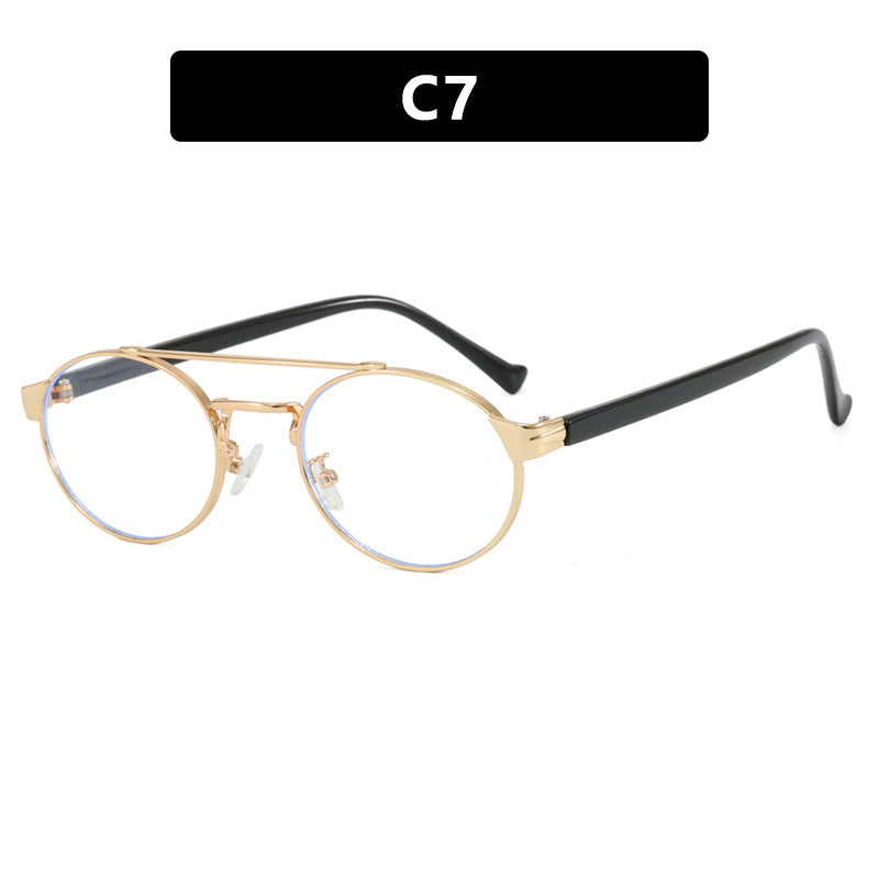 Dame moteriktig solbrille i stilfullt rundt design med gull aksenter Skanto