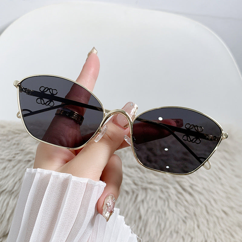 Dame moter Cat-Eye solbriller med filigran metallramme Skanto