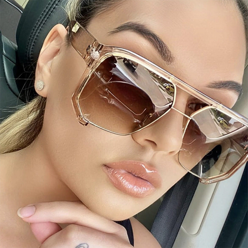 Dame modiske oversized solbriller med elegant, facettert rammeverkonstruktion Skanto