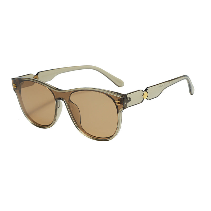 Dame moteriktig solbrille med unik ramme Skanto