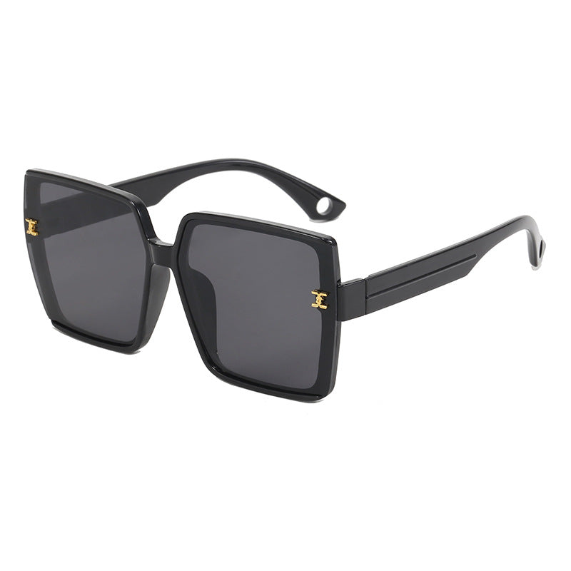 Dame moteriktig kvadratisk solbrille med luksuriøs ramme Skanto