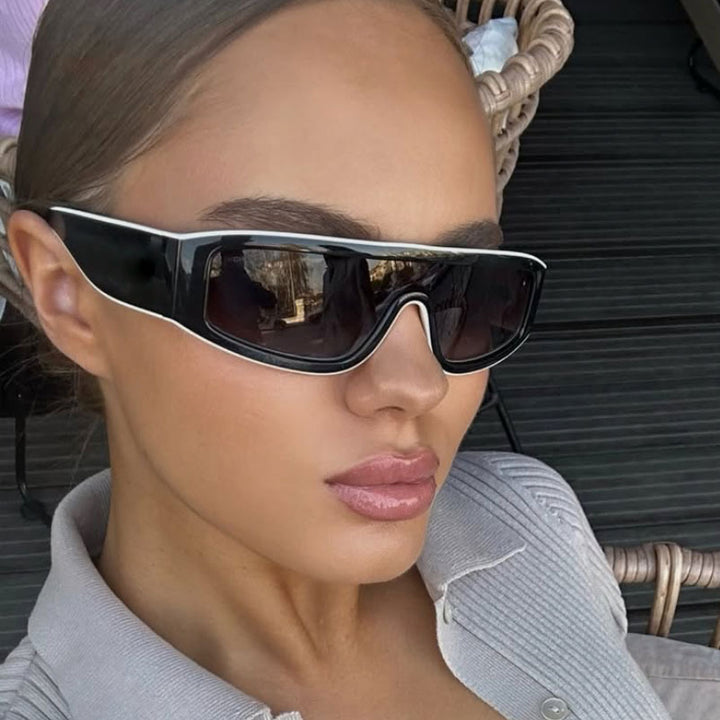 Damen moteriktig sports solbrille med innovativt design og bred ramme Skanto