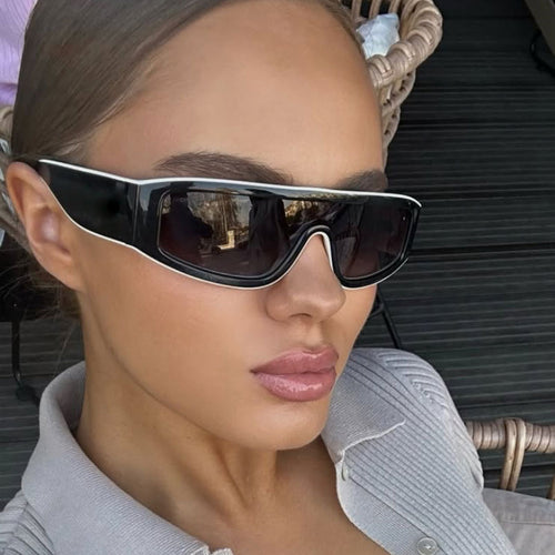 Damen moteriktig sports solbrille med innovativt design og bred ramme Skanto