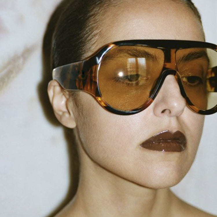 Dame oversized sports solbrille i retro-inspirert design Skanto