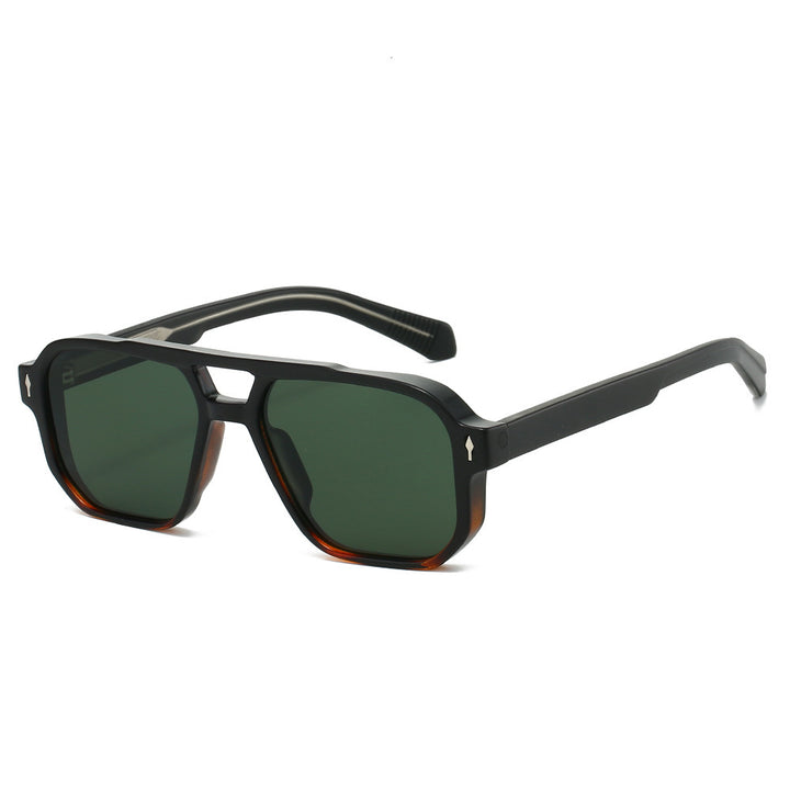 Dame moter solbrille i urban design med polariserte glass Skanto