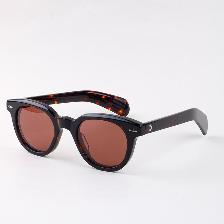 Dame solbrille i elegant, feminin design med høyverdig plastramme Skanto