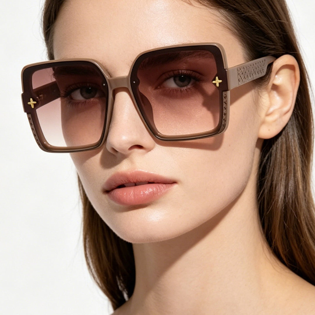 Dame moteriktig firkantet solbrille med dekorert ramme Skanto
