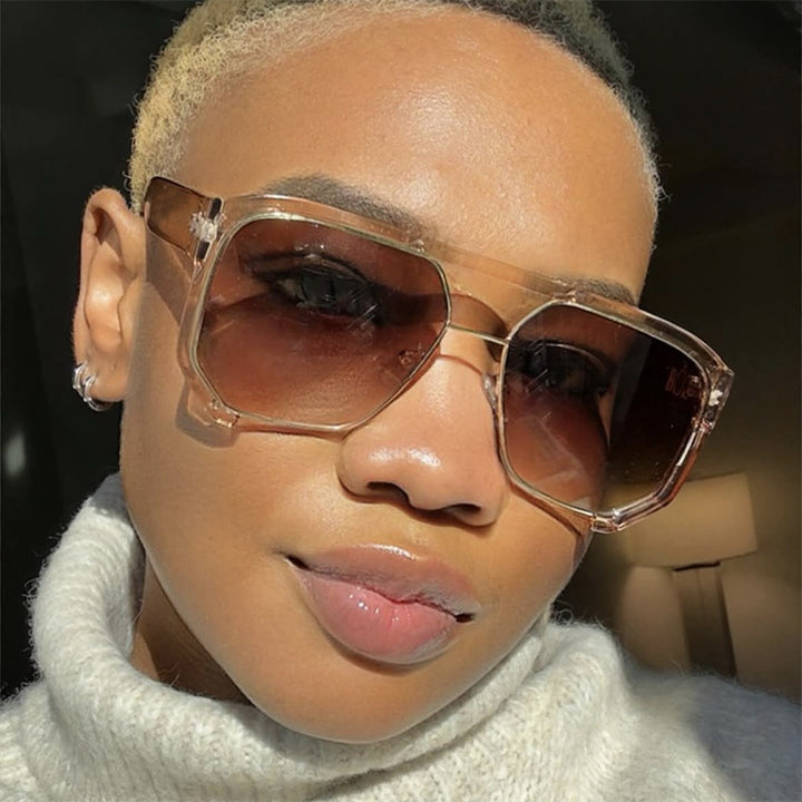 Dame modiske oversized solbriller med elegant, facettert rammeverkonstruktion Skanto