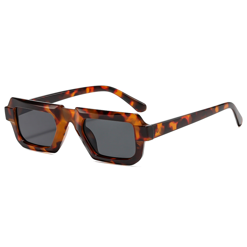 Dame moteriktig solbrille i trendy skilpaddedesign Skanto