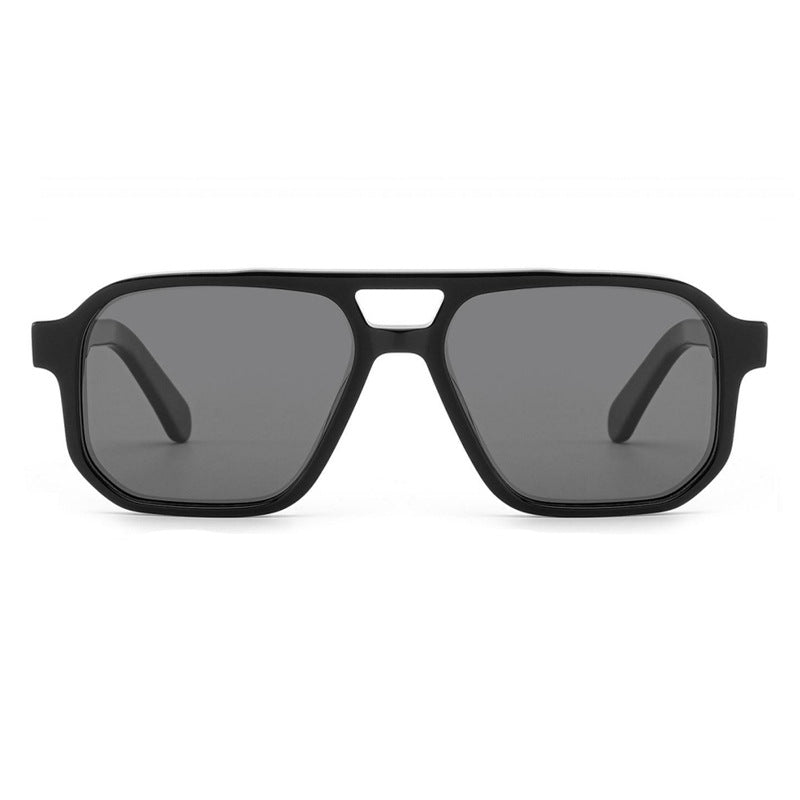 Dame solbrille i moderne, geometrisk design med robust ramme og UV-beskyttelse Skanto