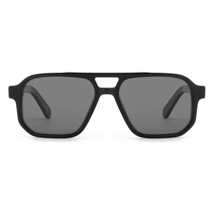 Dame solbrille i moderne, geometrisk design med robust ramme og UV-beskyttelse Skanto