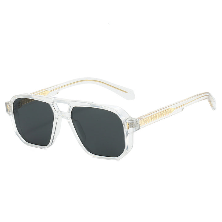 Dame moter solbrille i urban design med polariserte glass Skanto