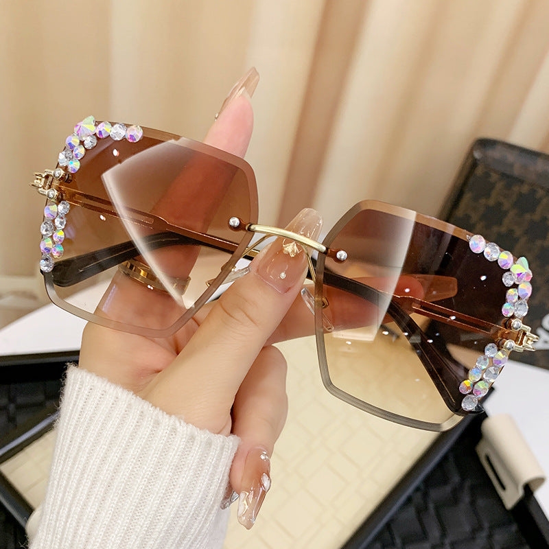 Dame solbrille med ekstravagant strassramme Skanto