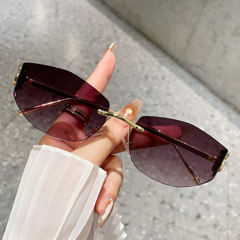 Dame moteriktig solbrille med innovativt sjakkert design Skanto