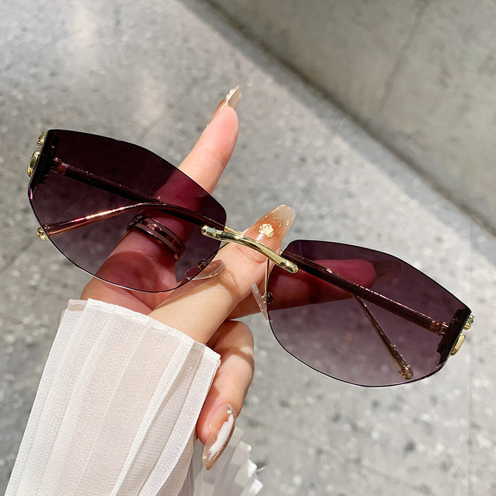 Dame moteriktig solbrille med innovativt sjakkert design Skanto
