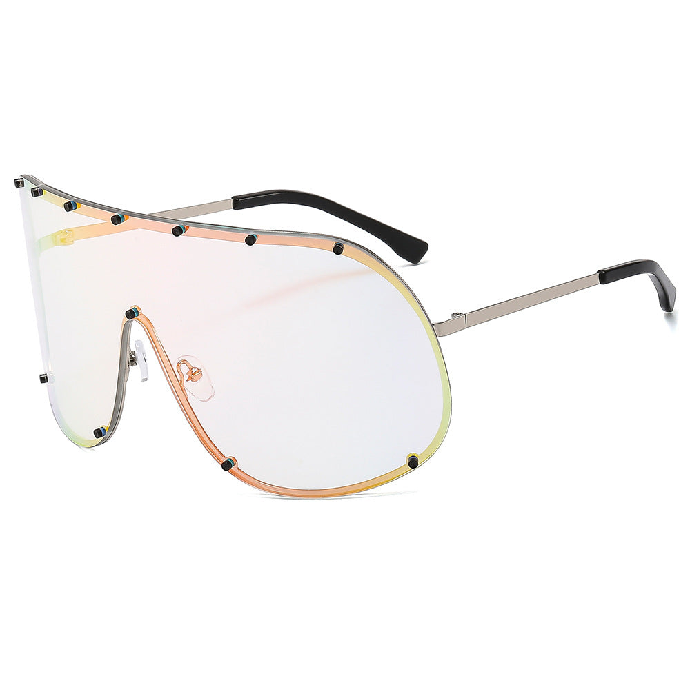Damer futuristisk solbrille med stor ramme og innovativ design Skanto