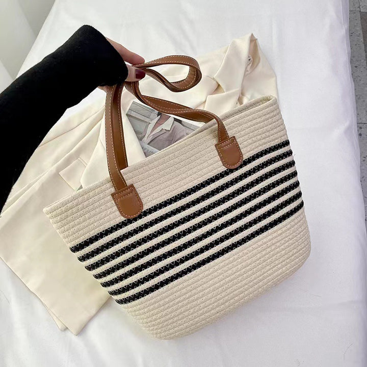 Elegant Tote Bag laget av vevd bastmateriale med robuste lærdetaljer Skanto