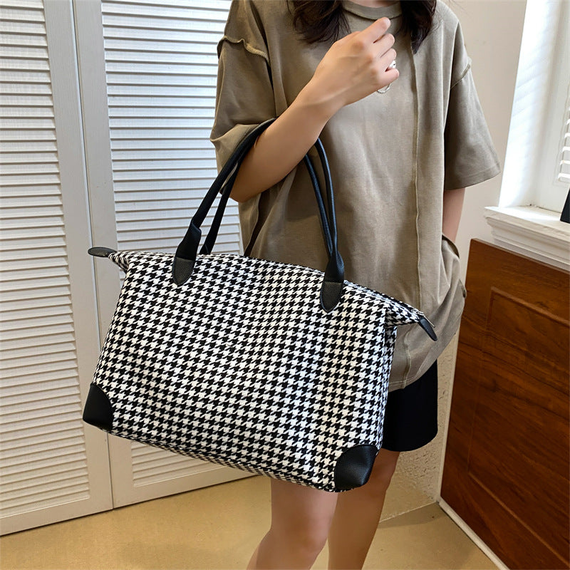 Moderne håndveske i tidløs houndstooth-mønster Skanto