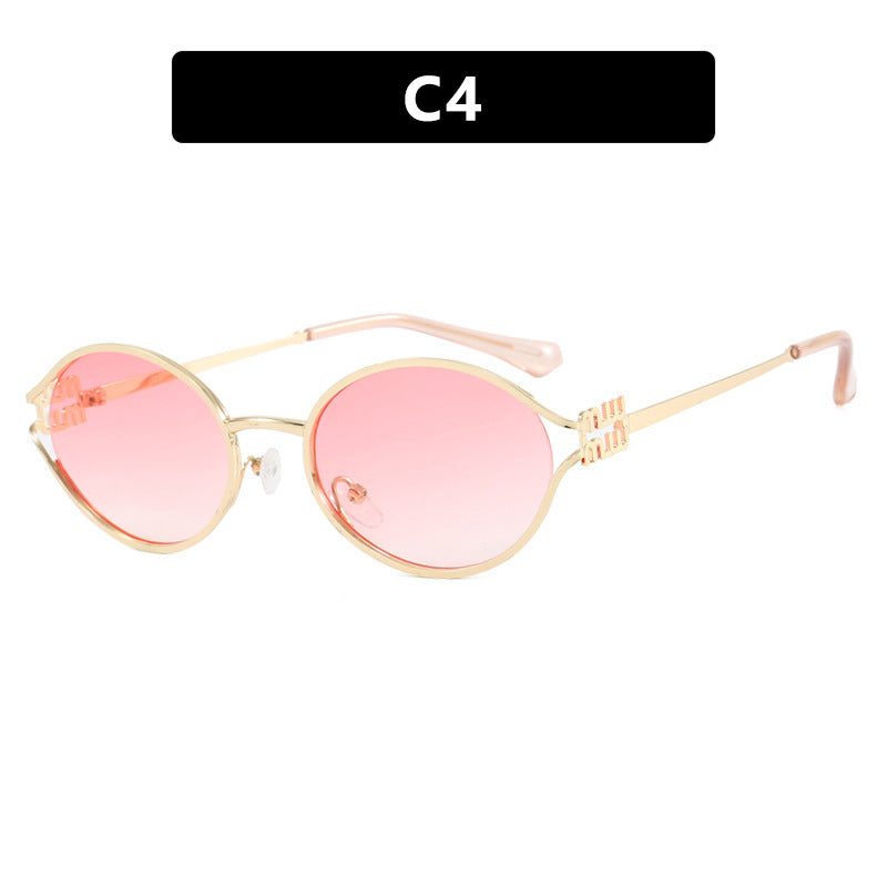 Dame ovalformet solbrille med elegant metallramme og moderne design Skanto