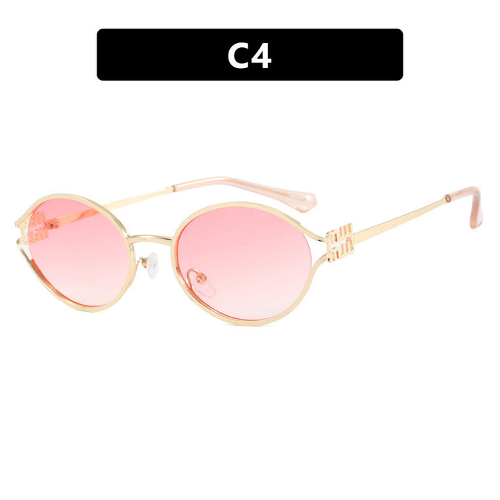 Dame ovalformet solbrille med elegant metallramme og moderne design Skanto