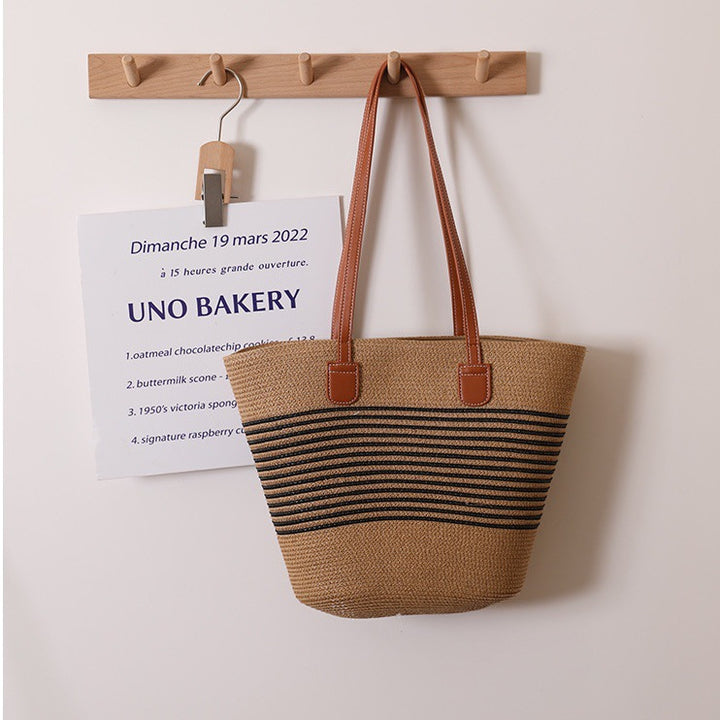 Elegant Bast- skulderveske med stripete design Skanto