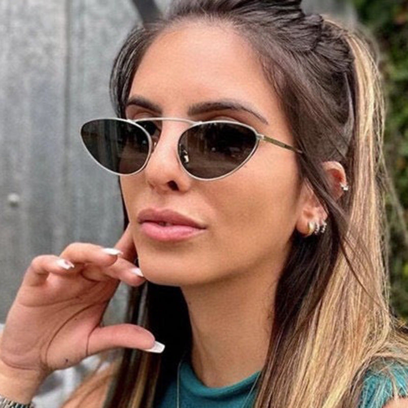 Dame trendy Cat-Eye solbriller med smal metallramme Skanto