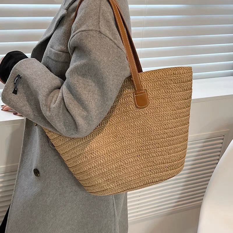 Elegant og romslig stråveske med lærhåndtak Skanto