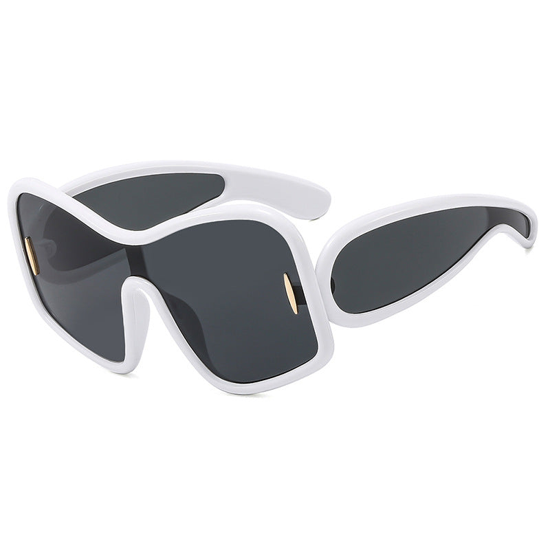 Dame futuristisk solbrille med ekstra bred design og beskyttende UV-filter Skanto