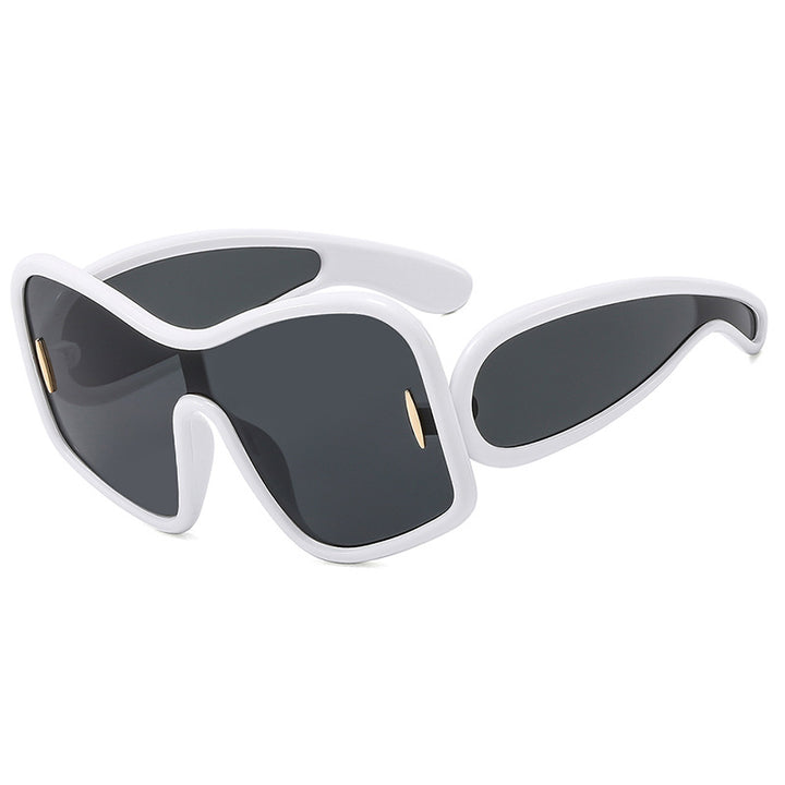 Dame futuristisk solbrille med ekstra bred design og beskyttende UV-filter Skanto