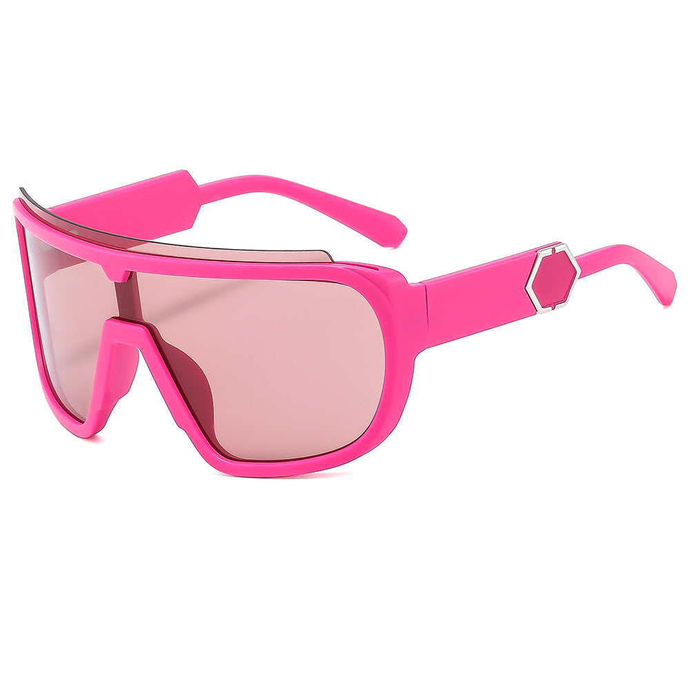 Dame sporty solbriller med futuristisk design og bred front Skanto