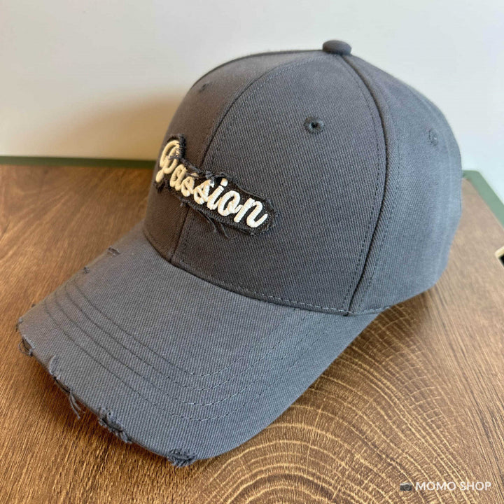 Kvinnes slitt bomull baseballcap med brodert sitat Skanto