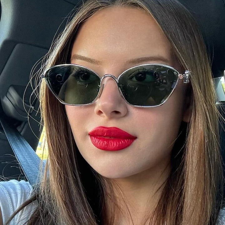 Dame moter Cat-Eye solbriller med filigran metallramme Skanto