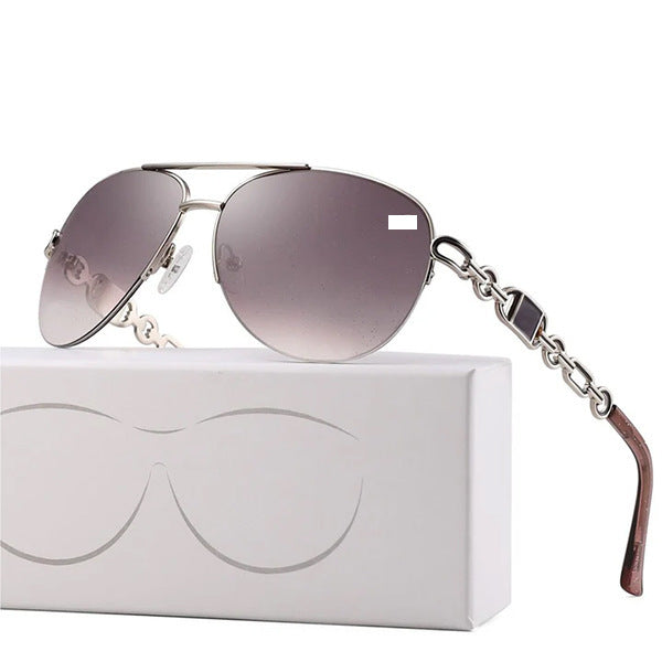 Dame aviator solbrille med moteriktig kjededetalj Skanto
