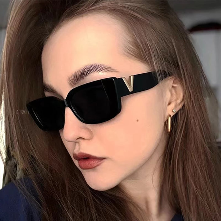 Dame moteriktig kvadratisk solbrille med gullbekledning Skanto