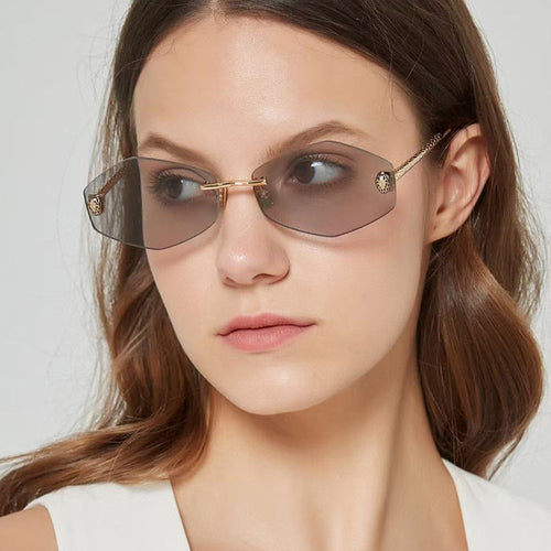 Dame geometrisk solbrille i moderne design med elegant metallramme Skanto