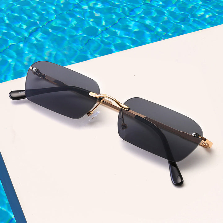 Dame moteriktig rektangulær solbrille med luksuriøs metallramme Skanto