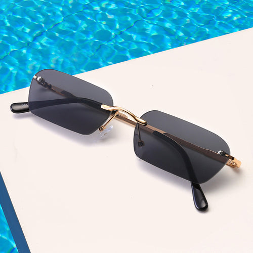 Dame moteriktig rektangulær solbrille med luksuriøs metallramme Skanto