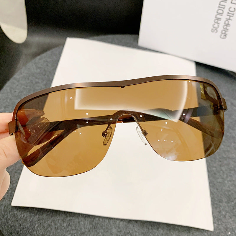Dame futuristisk solbrille med elegant minimalistisk design Skanto
