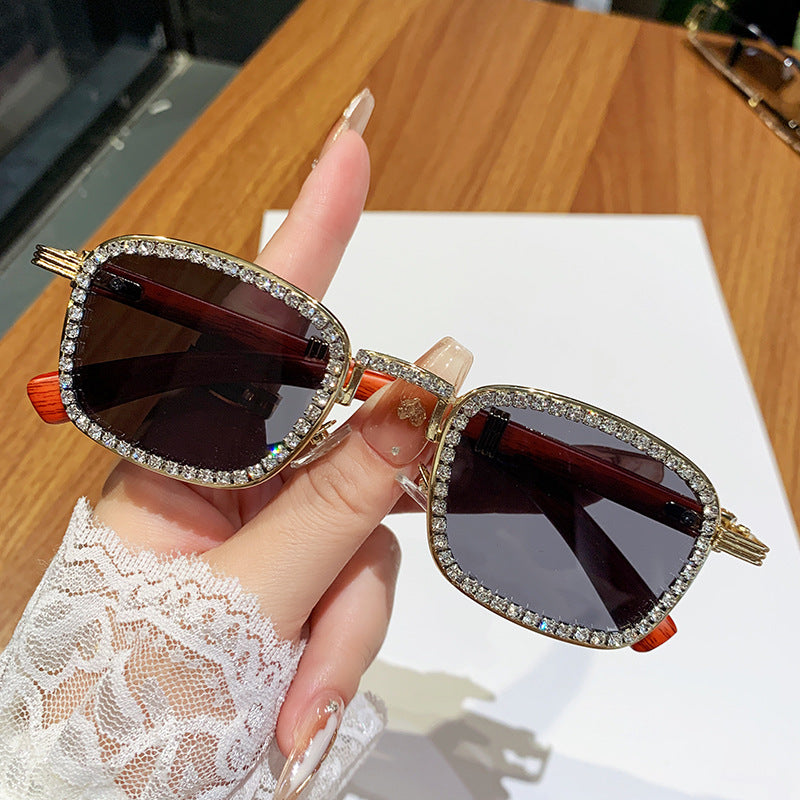 Dame solbrille med strassbesatt ramme og moderne tre-design Skanto